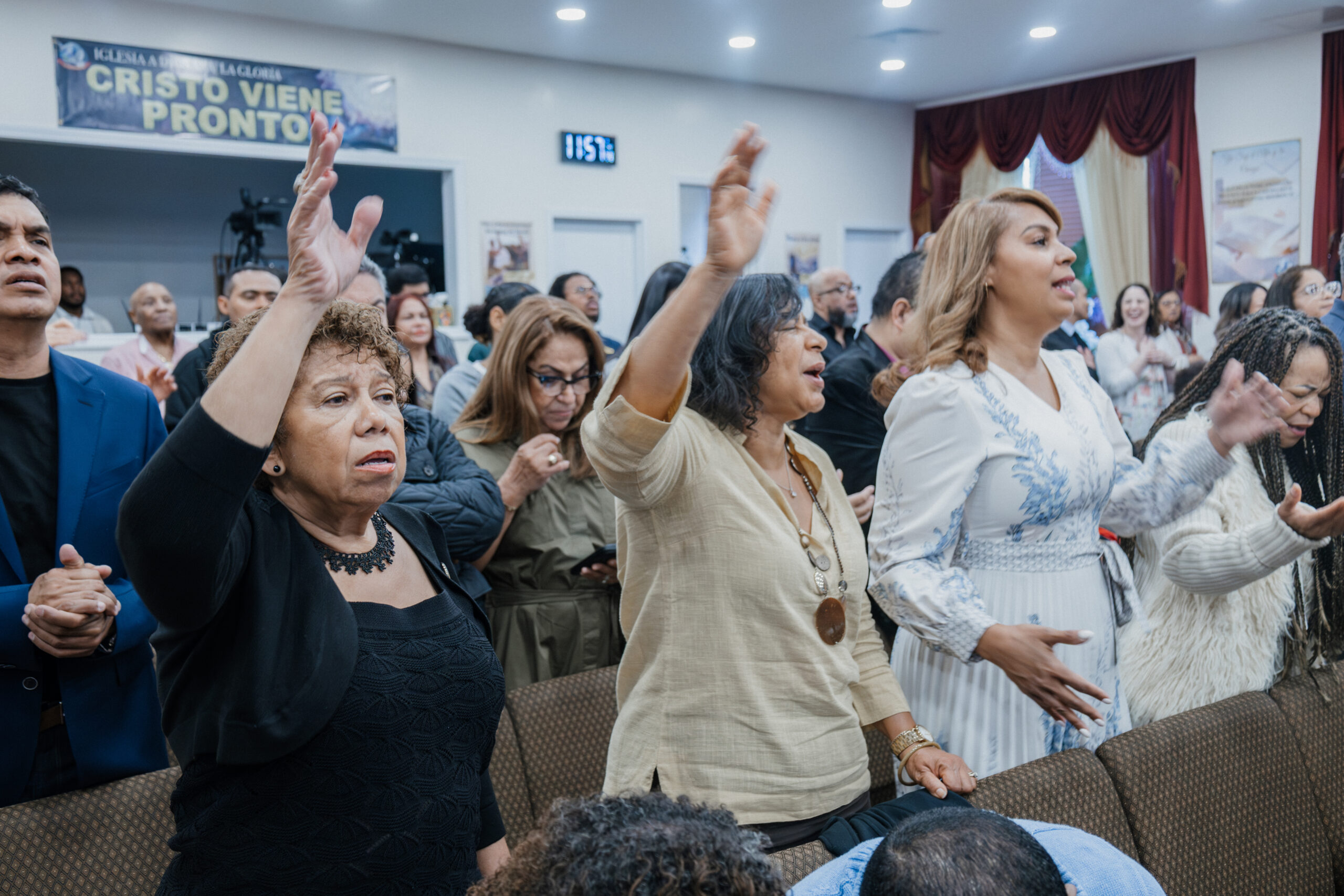 La congregación de A Dios Sea La Gloria durante un momento de adoración.